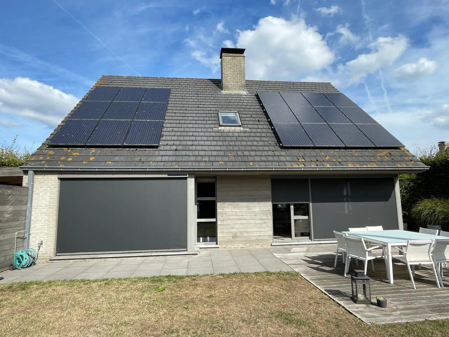Een screen die Atelio plaatste aan een woning met een groot raam op het terras.