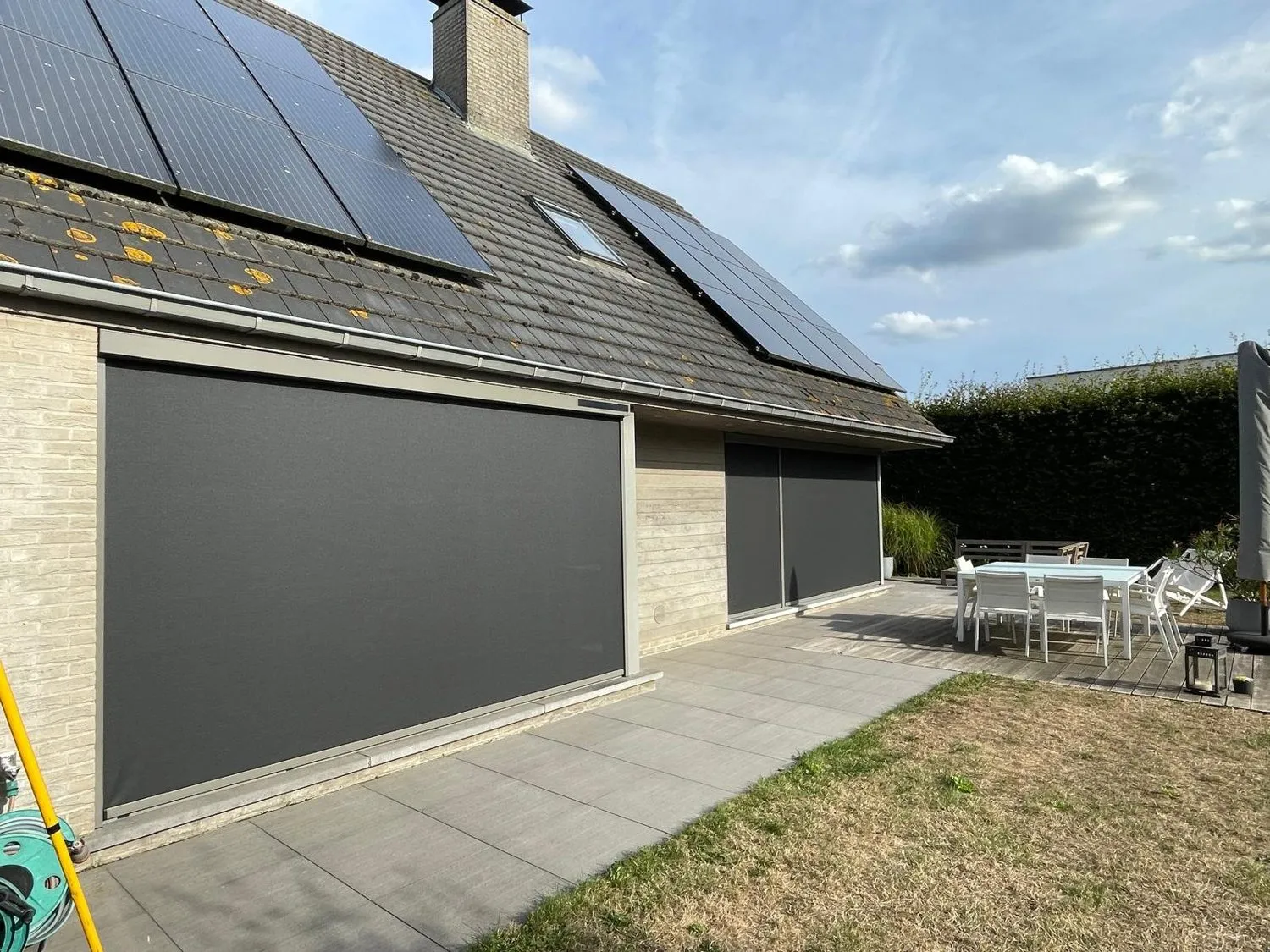 Solar screens die Atelio plaatste, met het zonnepaneeltje op de kast.