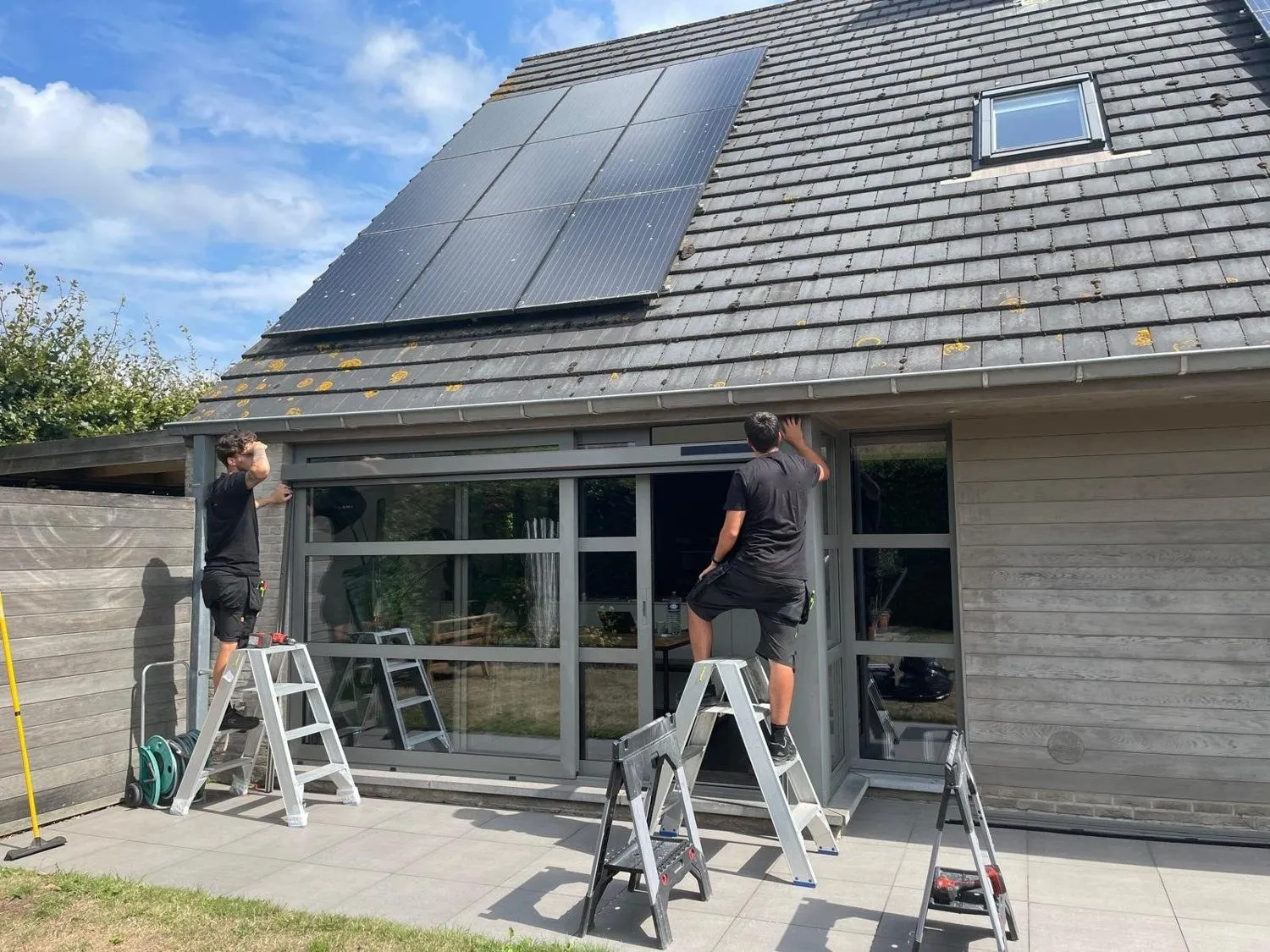 Plaatsing van een screen door Atelio aan een woning met een terras.
