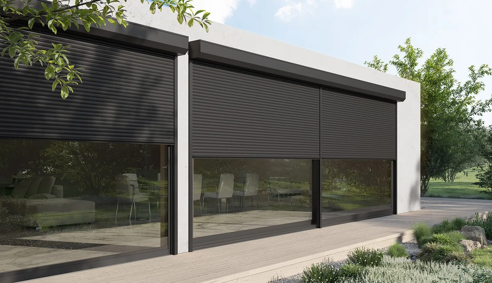 Moderne woning met neergelaten rolluiken voor grote raampartijen