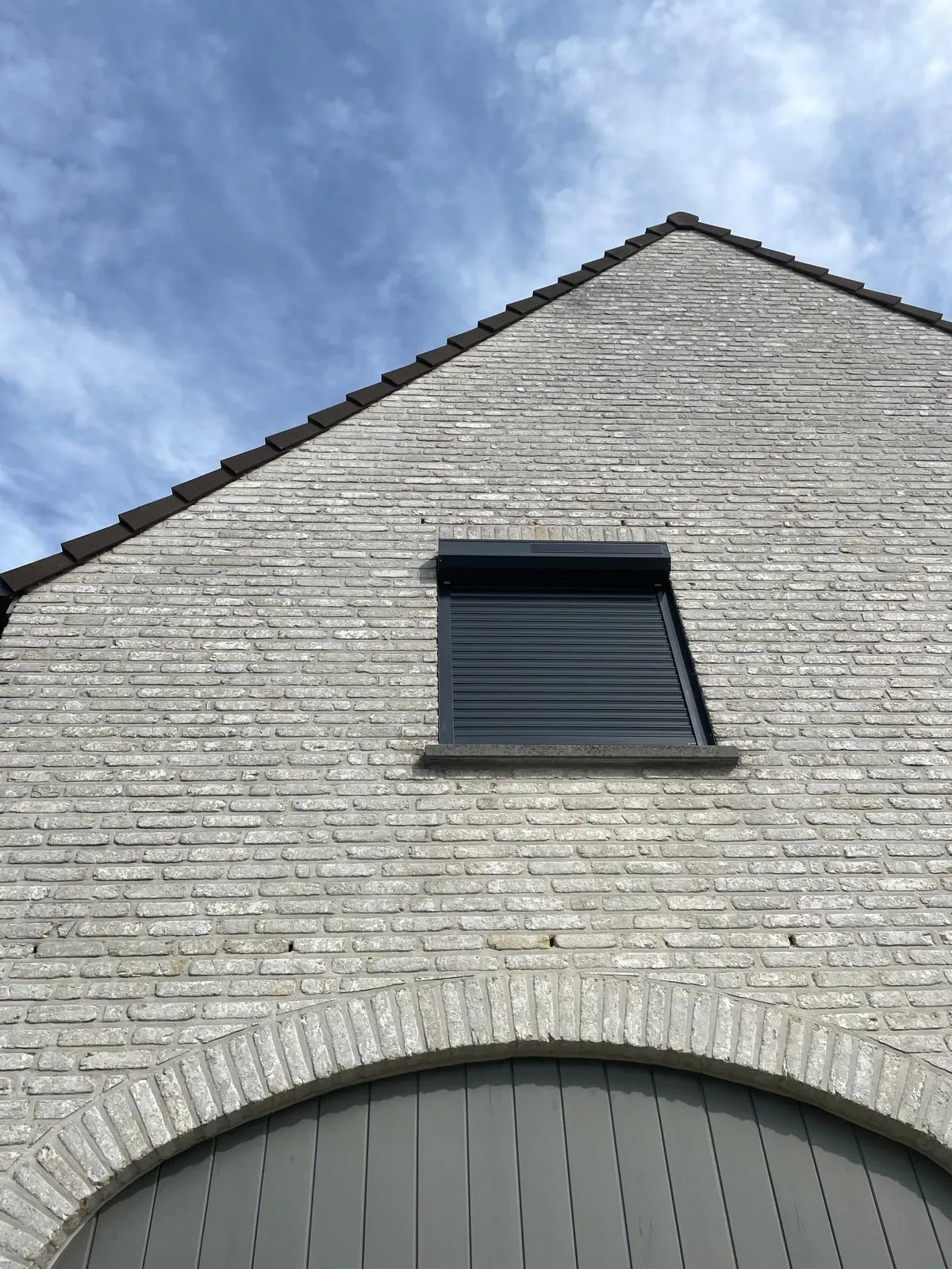 Gevel met een neergelaten rolluik voor het raam