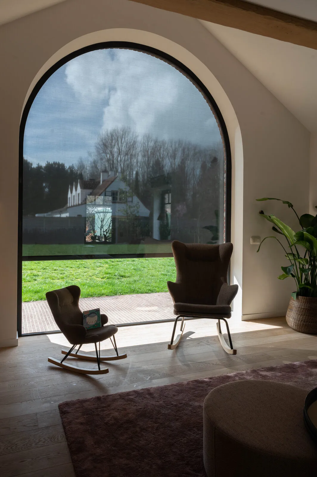 Advies aan huis: screens op maat bij een boograam