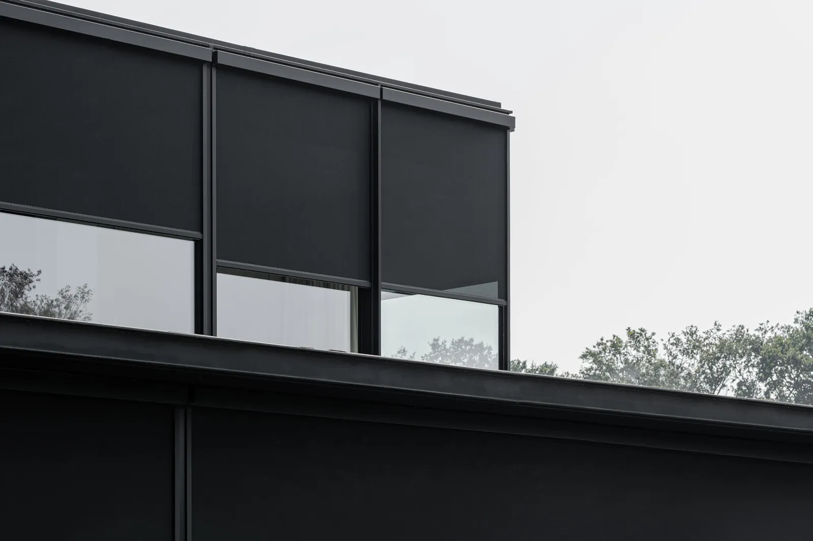 Zicht door een raam met screens