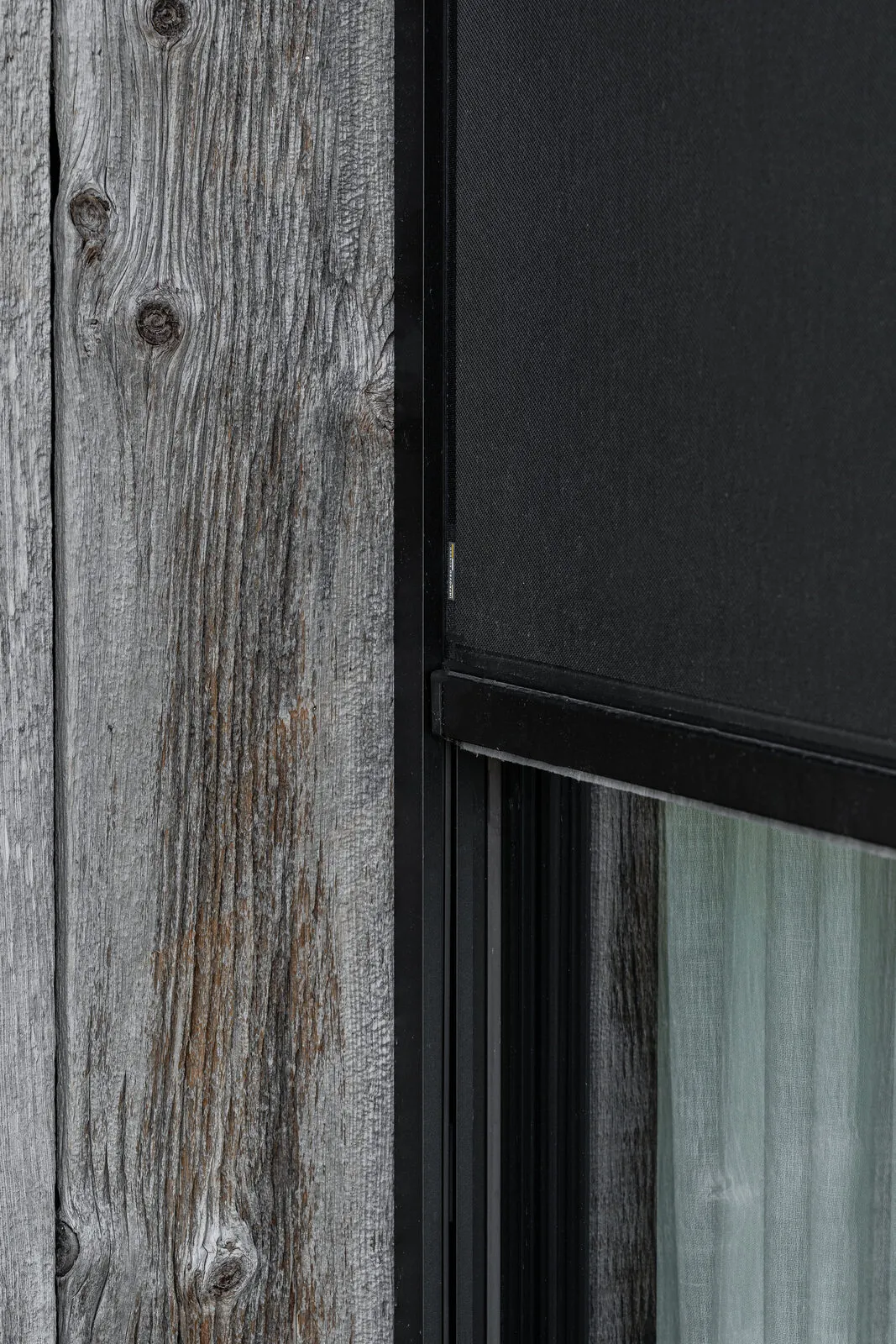Detail van de smalle geleider en het doek, screen op vergrijsd hout