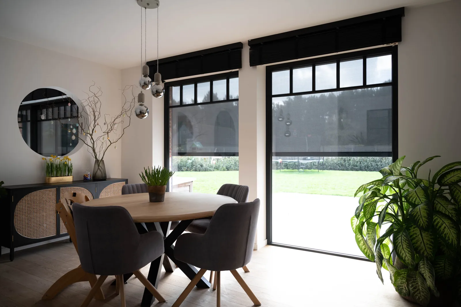 Eetkamer met neergelaten screens en behoud van licht